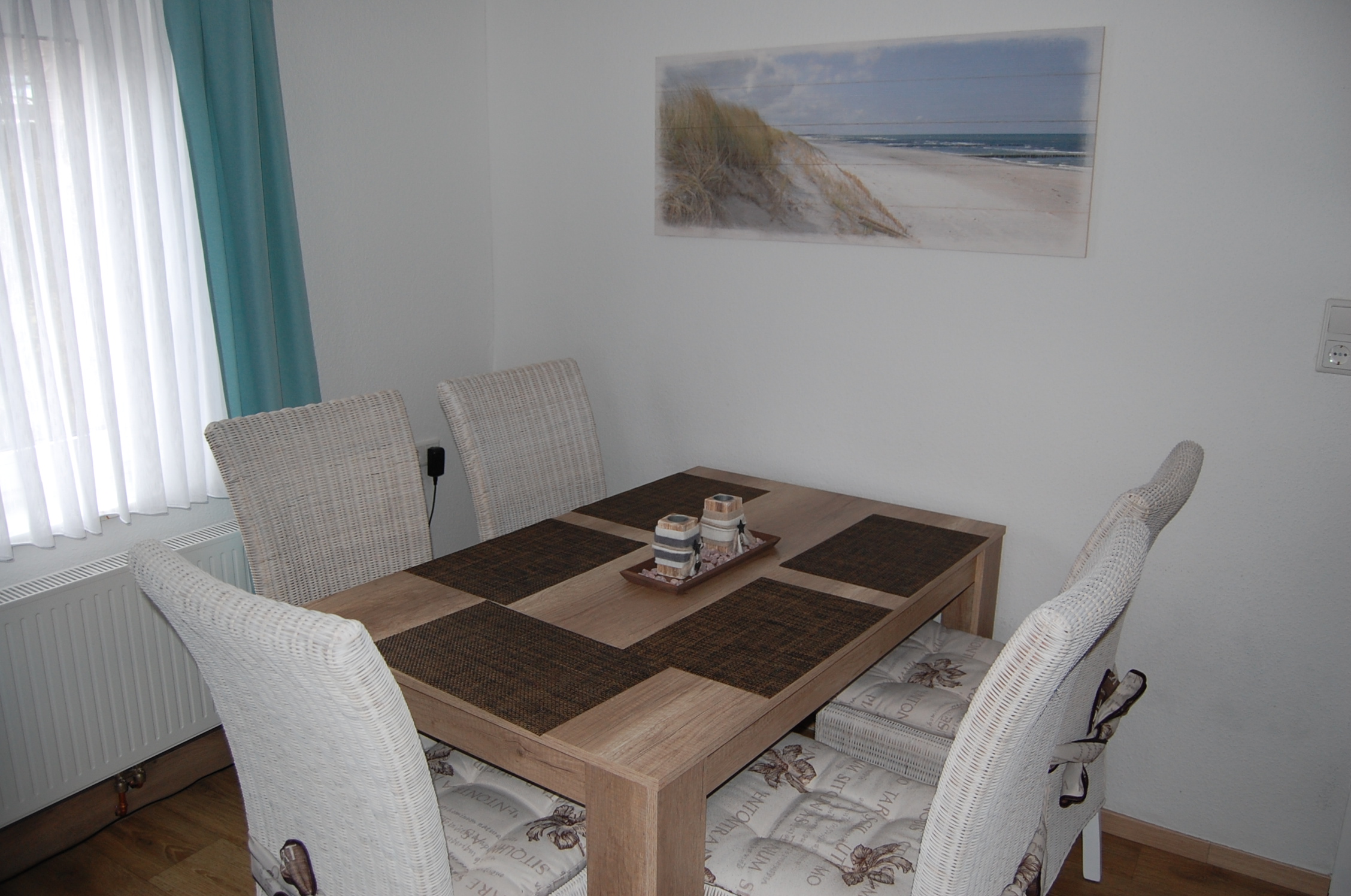 Großes Wohnzimmer des Ferienhauses mit Tisch und Stühlen